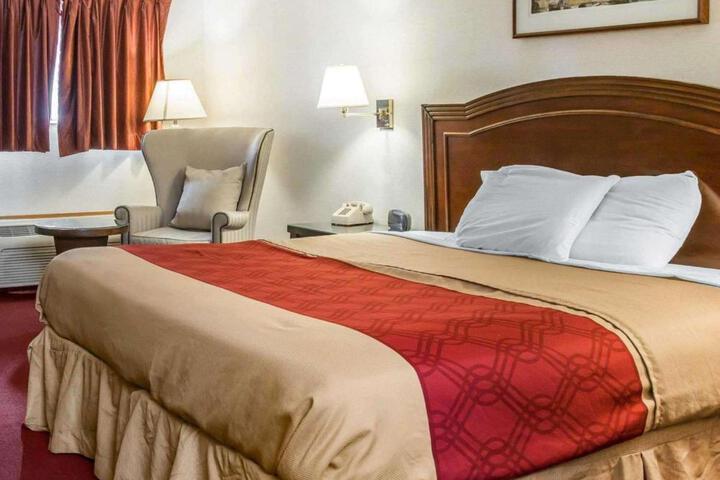 1 King Bed (8 of 10)
