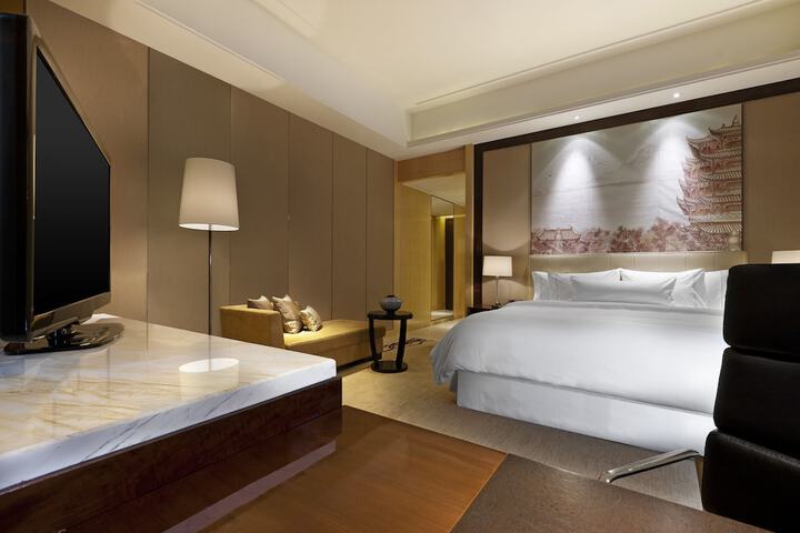 Room 28 of 95