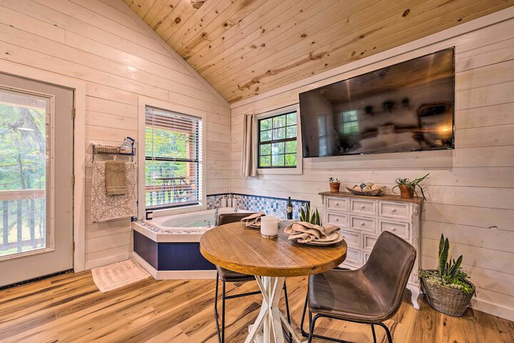 Romantic Broken Bow Cabin w / Jacuzzi & Fire Pit!