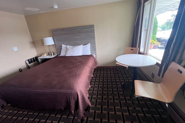 1 Queen Bed (11 of 18)