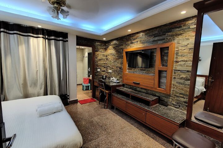 Room 9 of 26