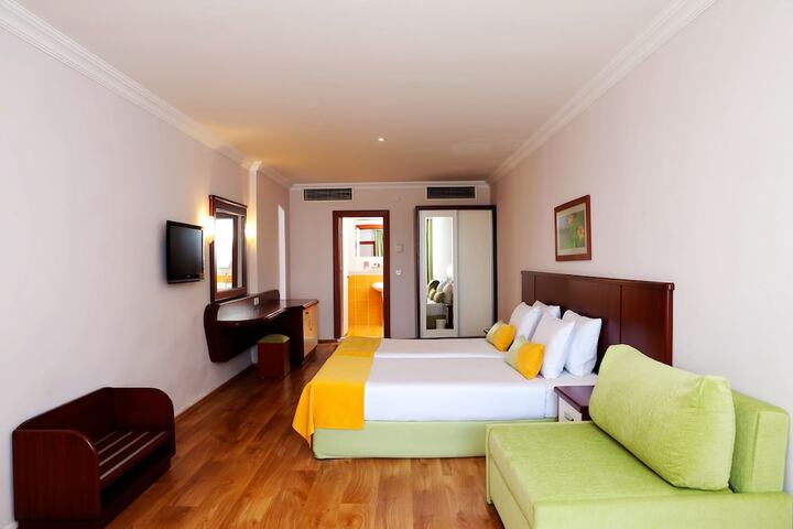 Room 14 of 108
