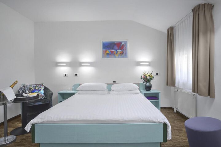 Room 13 of 61