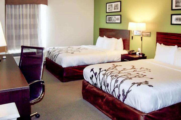 1 Queen Bed (5 of 7)