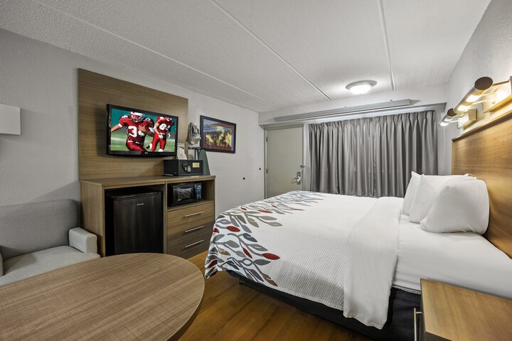 Deluxe King Bed Accessible (2 of 16)