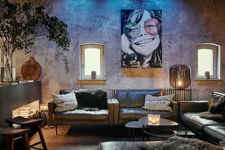 Lobby lounge