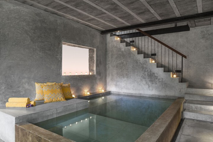 Hotel Pool