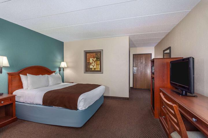 2 Queen Beds (17 of 28)