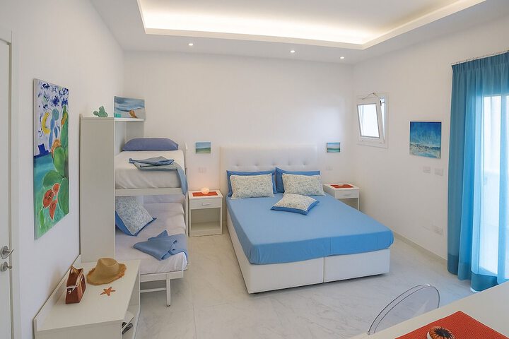 Room 4 of 8