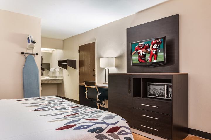 Deluxe King Bed Accessible (8 of 10)