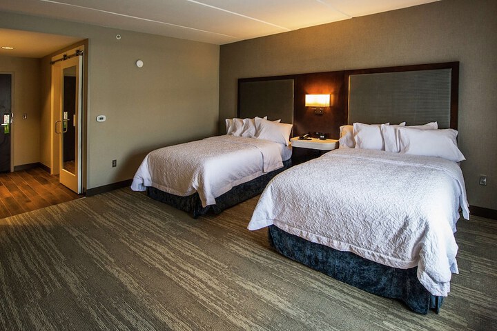 2 Queen Beds (8 of 12)