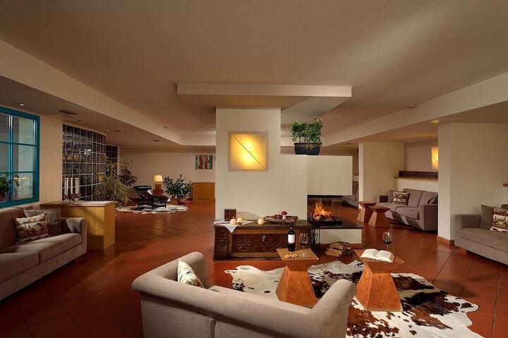 Lounge 27 of 37