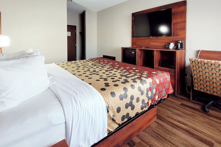 1 King Bed (5 of 8)