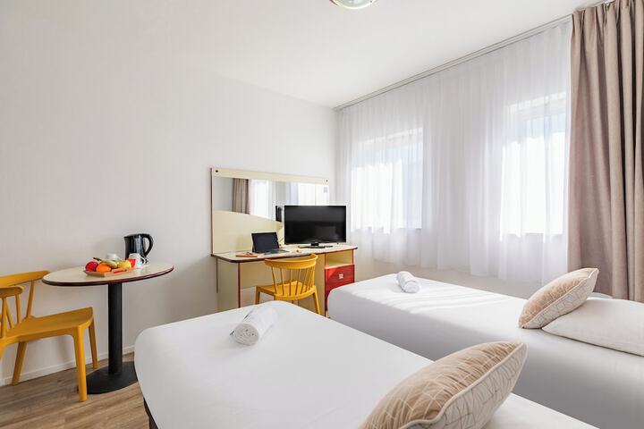Room 13 of 28