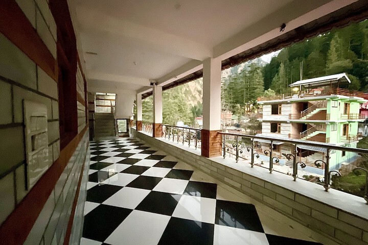 Room 13 of 27