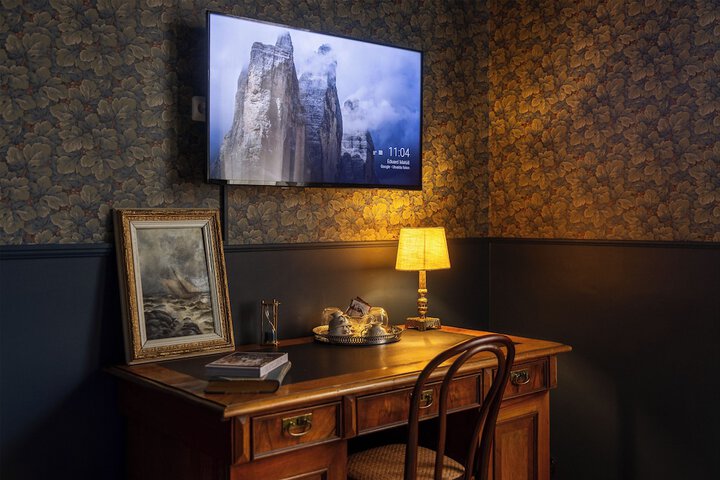 Room 32 of 65
