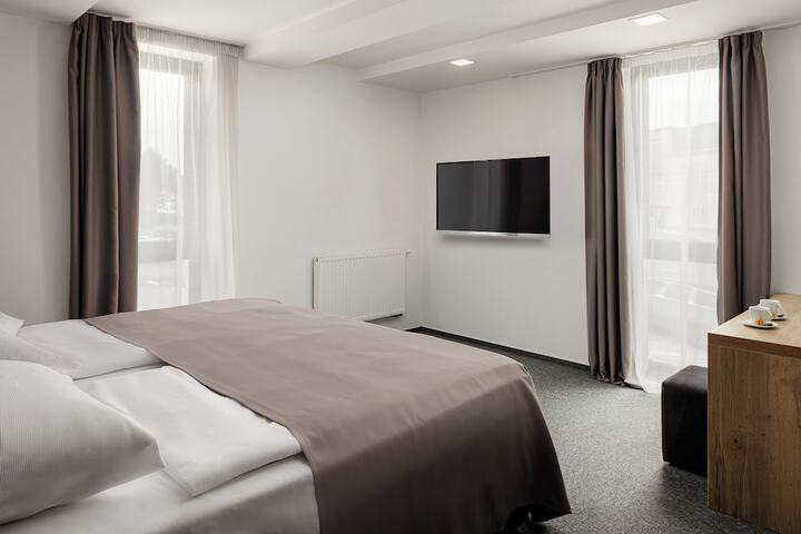 Room 7 of 18
