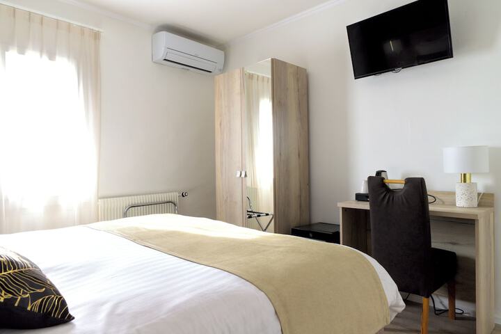 Room 10 of 25