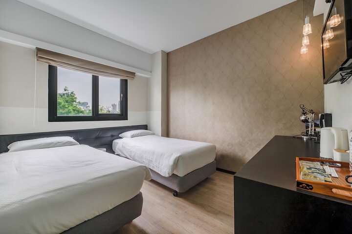 Room 9 of 93