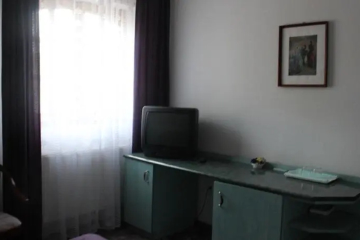 Room 6 of 10