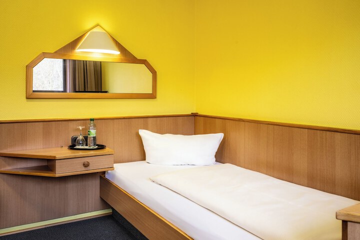 Room 5 of 74