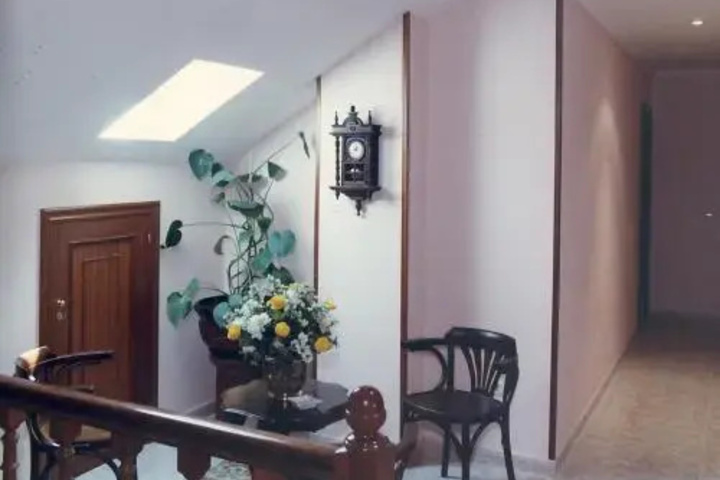 Room 4 of 7