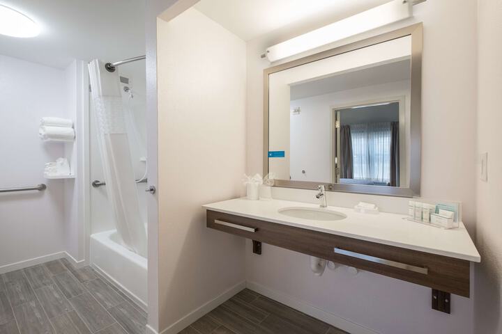 1 King Bed Study with Sofa Bed (13 of 21)