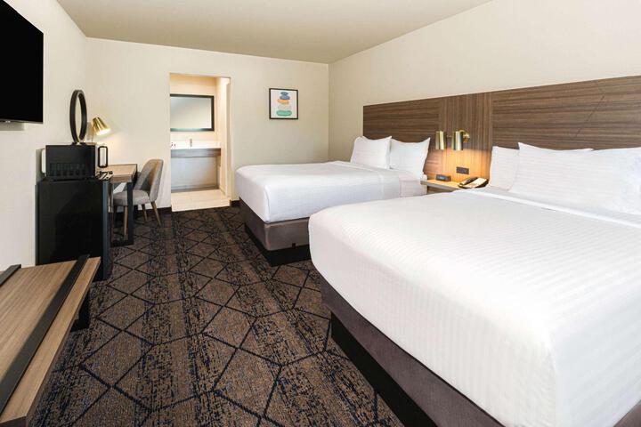 2 Double Beds (14 of 18)