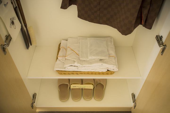 Room 5 of 100