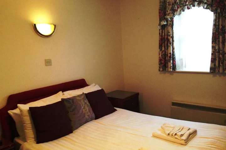 Room 6 of 16