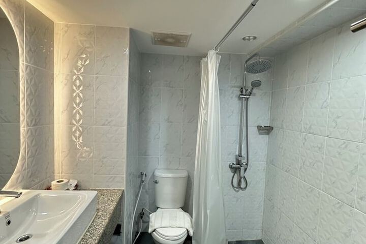 Room 25 of 40