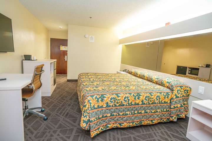 Deluxe King Bed (7 of 12)