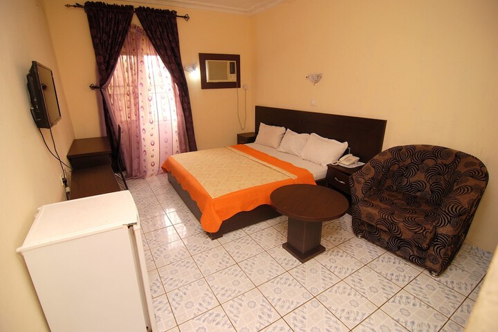 Room 6 of 40