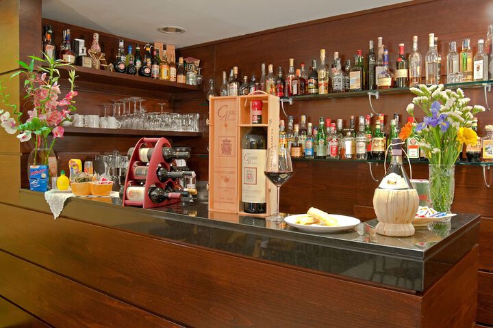 Lounge 33 of 41