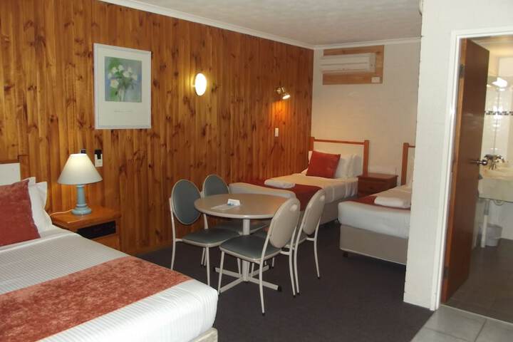 Room 5 of 10
