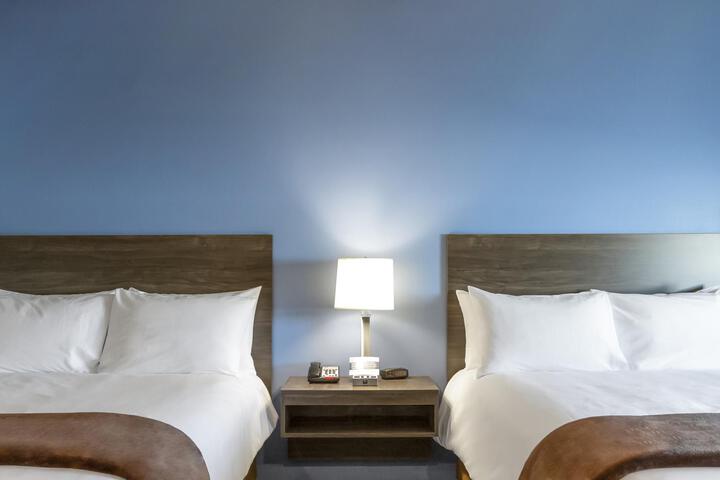 2 Queen Bed Hearing Impaired (8 of 8)