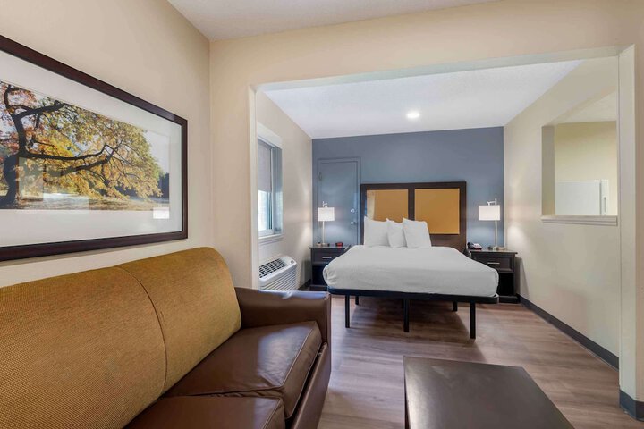 1 Queen Bed (3 of 14)