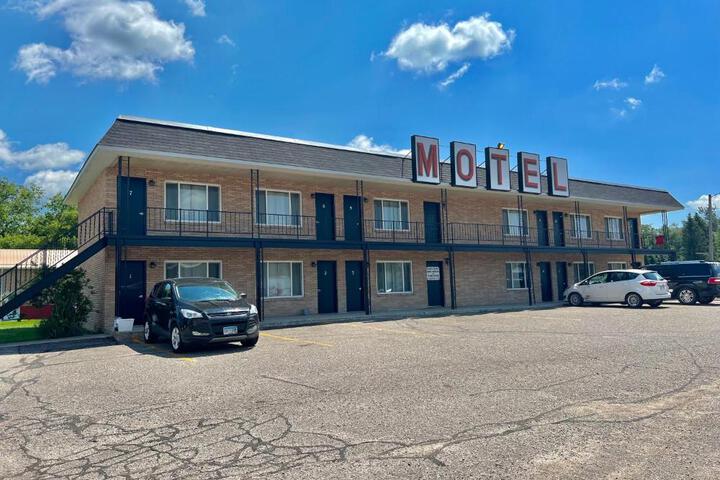 Exterior of Barnesville Motel