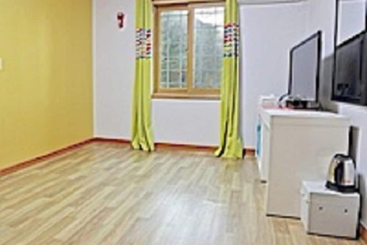 Room 9 of 28