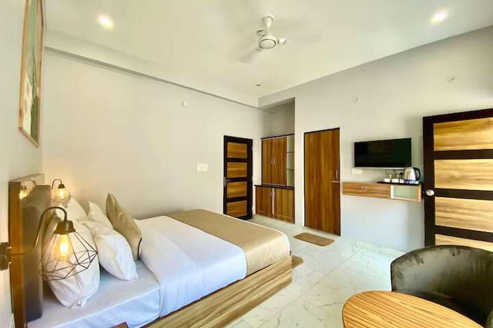 Room 6 of 16