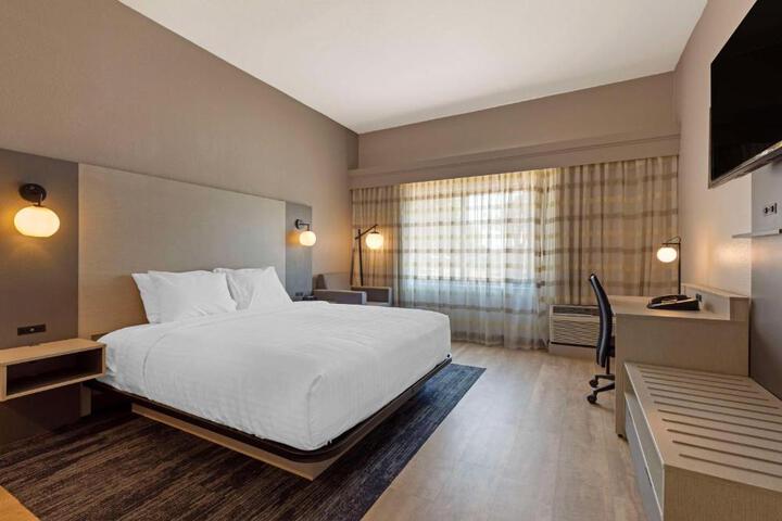 1 King Accessible Bathtub Microwave and Refrigerator WiFi Full Breakfast (10 of 14)