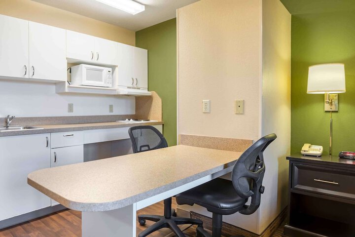Queen Bed Kitchen (2 of 10)