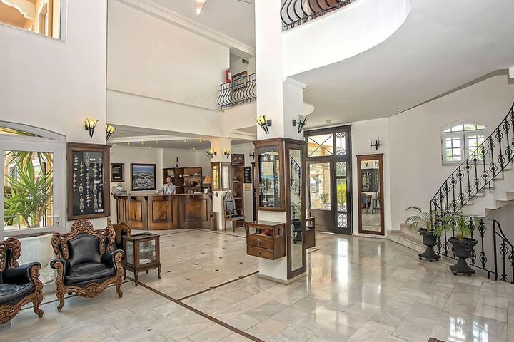 Entrance & Lobby