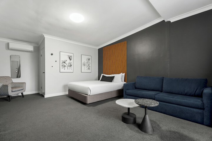 Room 3 of 43