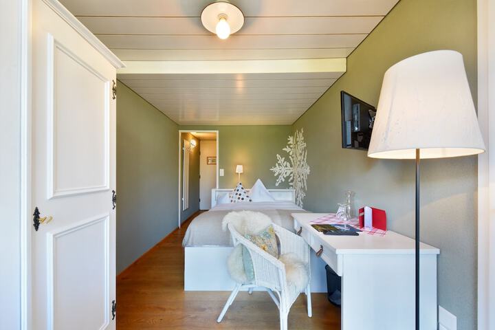 Room 5 of 102