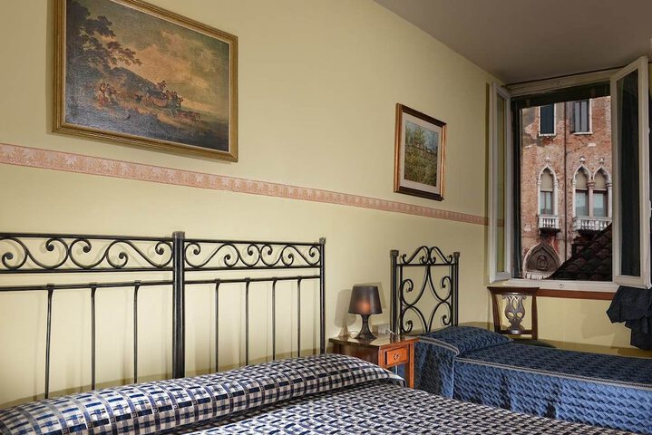 Room 6 of 22