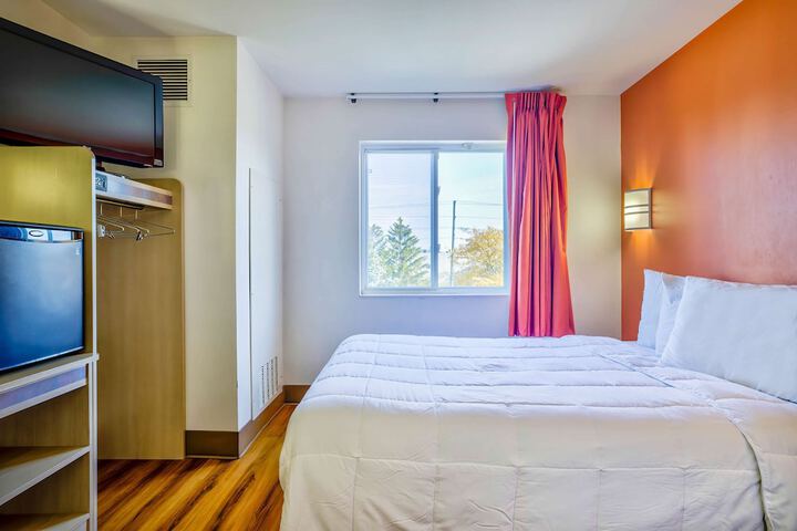 1 Queen Bed (7 of 10)