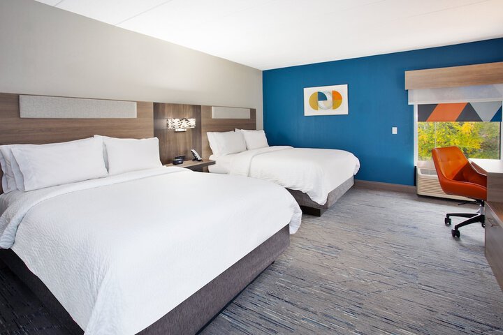 2 Queen Beds (10 of 13)