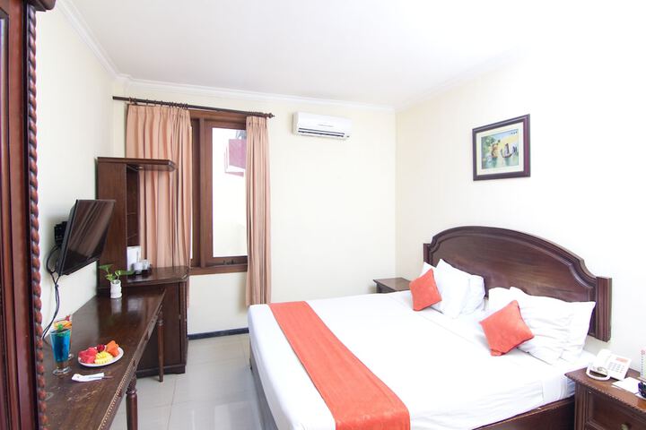Room 6 of 30