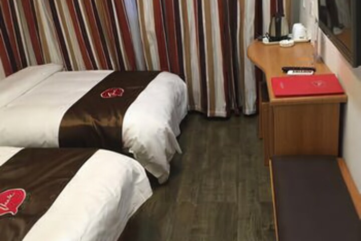 Room 2 of 8